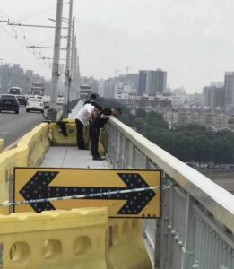 Leia mais sobre o artigo Homem pula da ponte entregando sua vida, deixando seu cachorro sozinho