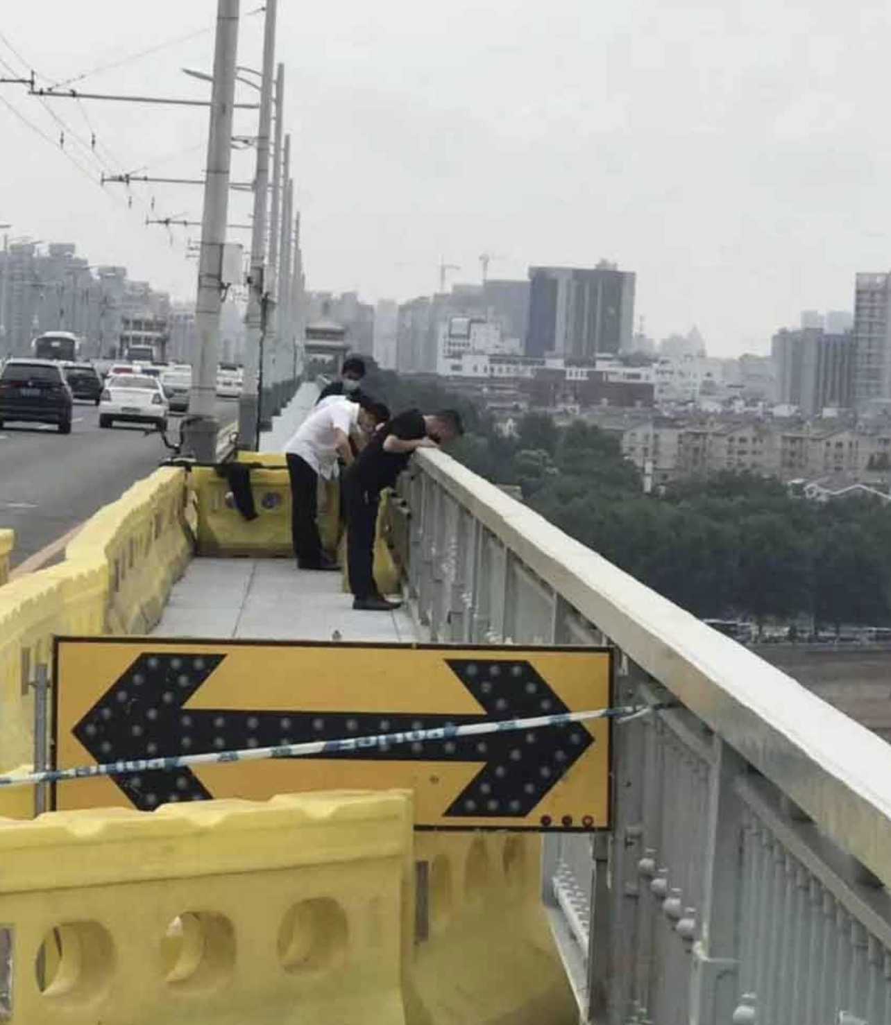 Você está visualizando atualmente Homem pula da ponte entregando sua vida, deixando seu cachorro sozinho